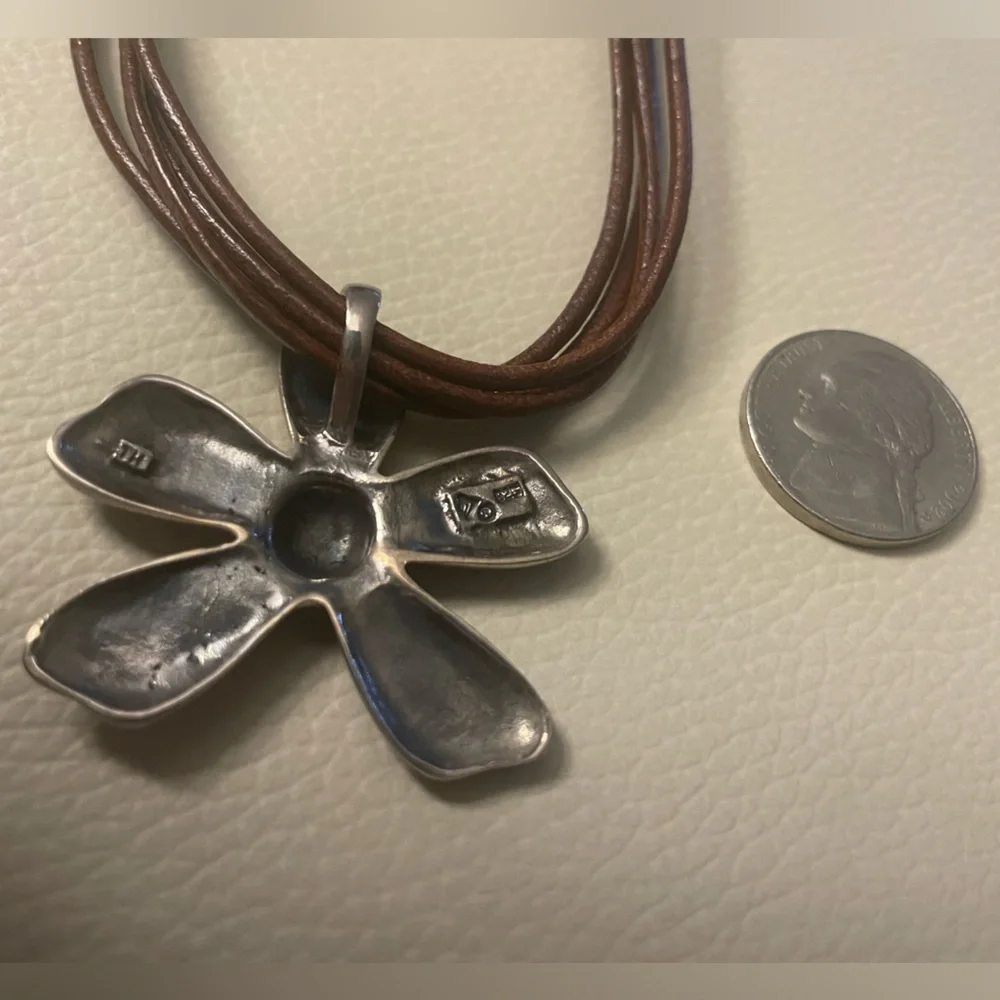 EUC Silpada 925 Sterling Silver Daisy Flower Necklace brown leather cord 16 in - Picture 3 of 5